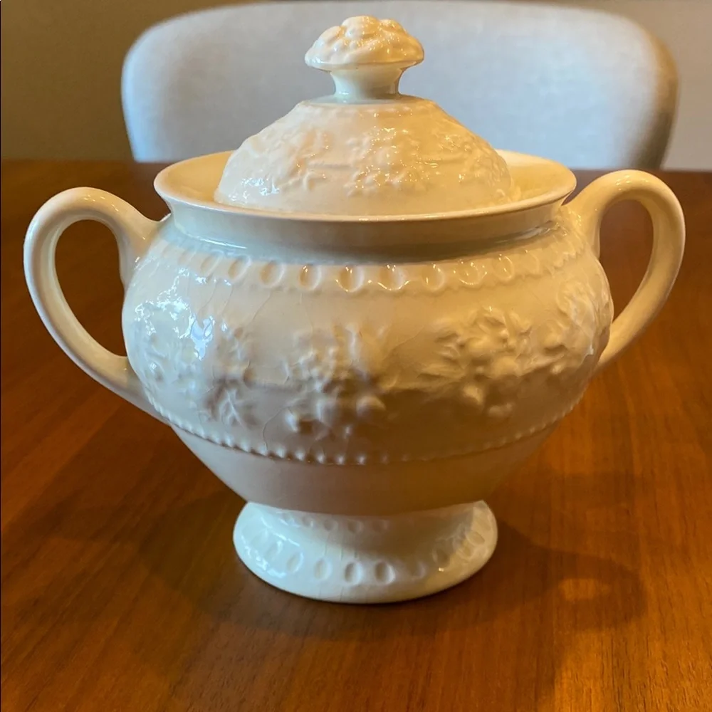 Wedgwood Wellesley Tea set made in England Ivory Pot, Creamer, Sugar Bowl lids